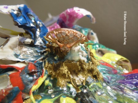 Kunstblume mit Ohrstecker